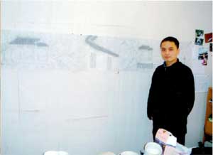 陈磊老师在与海月轩收藏的作品合影。